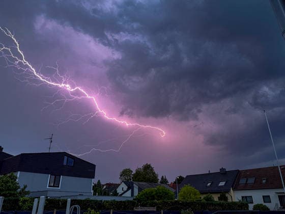 Heftiges Gewitter über Rheinhessen: Blitze erleuchten den Himmel über Mommenheim Am Sonntagabend, dem 10.05.2026, zog eine kräftige Gewitterfront über weite Teile Rheinhessens hinweg. Der Deutsche Wetterdienst warnte vor Starkregen, Sturmböen und teils intensiver Blitzaktivität. Auch über Mommenheim entluden sich am Abend mehrere starke Gewitterzellen. Das Bild zeigt einen weit verzweigten Blitz, der den dunklen Himmel über der Gemeinde hell erleuchtet. Zeitweise sorgten Starkregen, auffrischender Wind und zahlreiche Blitze für eine eindrucksvolle Unwetterstimmung in der Region. Mommenheim Rheinland-Pfalz Deutschland *** Heavy thunderstorm over Rheinhessen Lightning illuminates the sky over Mommenheim On Sunday evening, 10 05 2026
