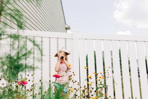 Girl playing make believe with paper hat in backyard Charlotte, North Carolina, United States CR_VSYL260510-2016075-01 ,model released, Symbolfoto