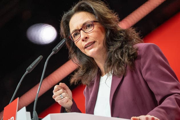 Wiedergewählte DGB-Bundesvorsitzende Yasmin Fahimi hält ihr Grundsatzreferat;DGB Bundeskongress 2026 in Berlin - Deutscher Gewerkschaftsbund, Berlin Berlin Deutschland Hotel Estrel *** Re-elected DGB Federal Chairwoman Yasmin Fahimi gives her keynote speech DGB Federal Congress 2026 in Berlin German Trade Union Confederation, Berlin Berlin Germany Hotel Estrel