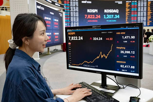South Korea™s KOSPI Index Surges To Record High Above 7,800 Points A Korea Exchange (KRX) employee monitors stock market data on computer screens in the Yeouido financial district of Seoul, South Korea, on May 11, 2026. South Korean stocks rise more than 4 percent, with the benchmark KOSPI finishing at a historic high of 7,822.24. Seoul Seoul South Korea  Copyright: xChrisxJungx originalFilename: jung-southkor260511_npzvW.jpg