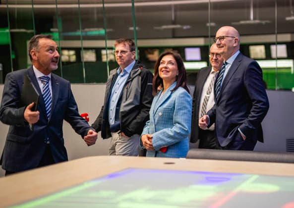 Bundeswirtschaftsministerin Katherina Reiche (CDU) besucht am Montag gemeinsam mit Brandenburgs Ministerpraesident Dietmar Woidke (SPD) die PCK in Schwedt. Links: Ralf Schairer, Sprecher der PCK-Geschaeftsfuehrung. 11.05.2026. Fotografiert im Auftrag des MInisteriums fuer Wirtschaft und Energie Schwedt Deutschland *** Federal Economics Minister Katherina Reiche CDU visits PCK in Schwedt on Monday together with Brandenburgs State Premier Dietmar Woidke SPD Left Ralf Schairer, spokesman for the PCK management 11 05 2026 Photographed on behalf of the Ministry for Economic Affairs and Energy Schwedt Germany Copyright: xJulianexSonntag BMWEx