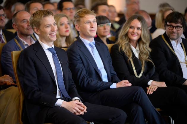 v.l. Oberbürgermeister Dominik Krause und sein Freund Sebastian Müller, daneben Mona Fuchs (Grüne) - Festliche Eröffnungssitzung des Stadtrats der Landeshauptstadt München - Amtperiode 2026 bis 2032 im Festsaal des alten Rathaus, München 11.05.2026 *** From left Mayor Dominik Krause and his friend Sebastian Müller, next to them Mona Fuchs Greens Festive opening session of the City Council of the City of Munich term of office 2026 to 2032 in the ballroom of the old City Hall, Munich 11 05 2026
