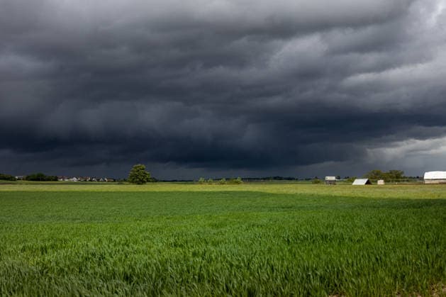 Wetterfeature, Dunkle Gewitterwolken ziehen in Baden-Württemberg auf - es gilt Unwetterwarnung zum Wetterumschwung. Eschach Baden-Württemberg Deutschland Eschach Copyright: x xonw-imagesx xAlexanderxWolfx