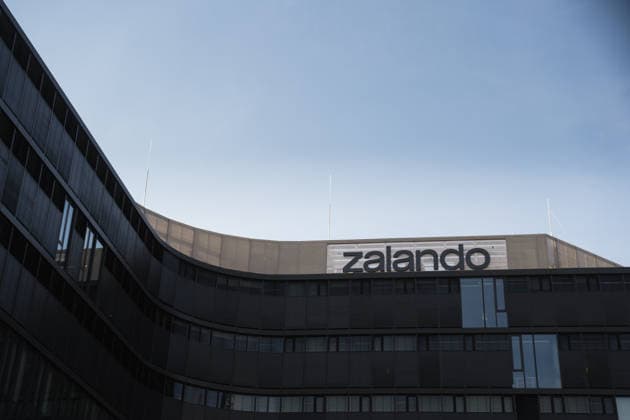 Versandhandel Zalando Wirtschaft, Handel, Mode: Blick auf das Hauptquartier des Versandhändlers Zalando in Berlin Friedrichshain. *** Mail-order company Zalando Business, retail, fashion View of the headquarters of mail-order company Zalando in Berlin Friedrichshain Copyright: xJamesxZabelx