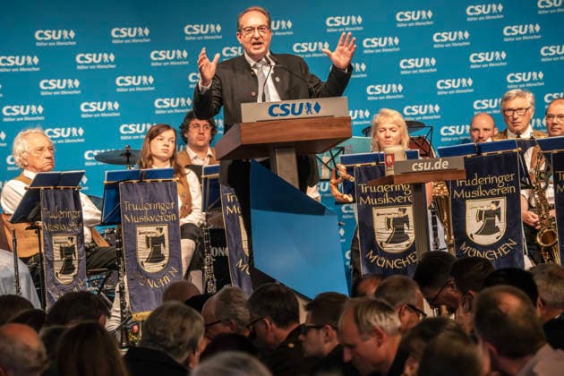 Alexander Dobrindt, CSU, Bundesinnenminister, Rede bei CSU-Veranstaltung im vollbesetzten Bierzelt, Truderinger Festwoche, bayerisches Volksfest, München, 11. Mai 2026 Deutschland, München, 11. Mai 2026, Alexander Dobrindt, 55, CSU, Bundesinnenminister, Rede bei CSU-Veranstaltung im vollbesetzten Bierzelt, musikalisch umrahmt vom Truderinger Musikverein, im Rahmen der Truderinger Festwoche, traditionelles bayerisches Volksfest im Münchner Stadtteil Trudering, Montagabend, Politik, Politiker, Bayern, *** Alexander Dobrindt, CSU, Federal Minister of the Interior, speech at CSU event in packed beer tent, Truderinger Festwoche, Bavarian folk festival, Munich, 11 May 2026 Germany, Munich, 11 May 2026, Alexander Dobrindt, 55, CSU, Federal Mini