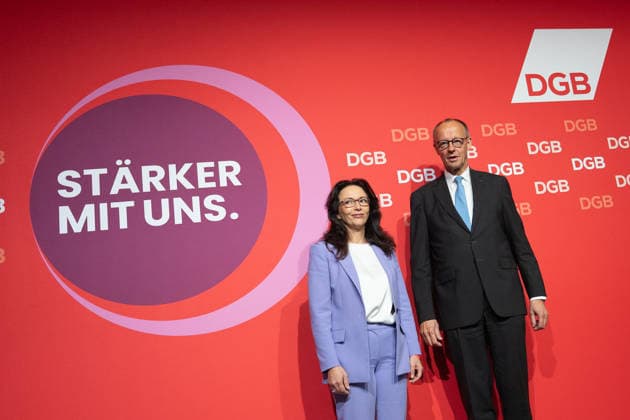 Bundeskanzler Friedrich Merz spricht auf dem Bundeskongress des DGB in Berlin, gemeinsam mit der wiedergewählten DGB-Vorsitzenden Yasmin Fahimi;DGB Bundeskongress 2026 in Berlin - Deutscher Gewerkschaftsbund, Berlin Berlin Deutschland Hotel Estrel *** Federal Chancellor Friedrich Merz speaks at the DGB Federal Congress in Berlin, together with re-elected DGB Chairwoman Yasmin Fahimi DGB Federal Congress 2026 in Berlin German Trade Union Confederation, Berlin Berlin Germany Hotel Estrel