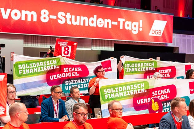 Protest beim DGB EUR, Deutschland, Berlin, 12.05.2026: Delegierte protestieren während der Rede des Bundeskanzlers - auf dem 23. DGB Bundeskongress. - Proud to be a Union Member - Schlagwort , Forderung zum Erhalt des 8-Stunden-Tag, Hände weg! *** Protest at DGB EUR, Germany, Berlin, 12 05 2026 Delegates protest during the Federal Chancellors speech at the 23 DGB Federal Congress Proud to be a Union Member slogan , demand to preserve the 8-hour day, hands off