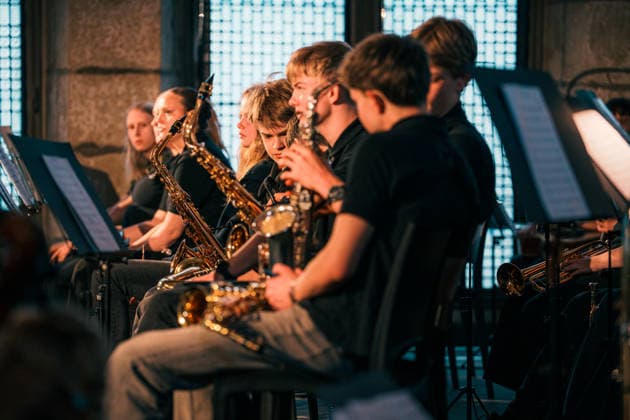 Deutschland, Aachen: Verleihung Jugendkarlspreis im Krönungssaal im Rathaus, Rahmenprogramm Karlspreis 2026 - Auszeichnung an Mario Draghi, Orchester, Musik, Zeremonie, Gymnasium-Orchester Copyright: xThiemoxRudolphx