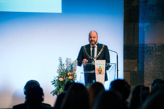 Deutschland, Aachen: Verleihung Jugendkarlspreis im Krönungssaal im Rathaus, Rahmenprogramm Karlspreis 2026 - Auszeichnung an Mario Draghi, Michael Ziemons (CDU), Oberbürgermeister der Stadt Aachen, verleiht den Preis an Platz 3 Copyright: xThiemoxRudolphx