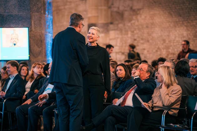 Deutschland, Aachen: Verleihung Jugendkarlspreis im Krönungssaal im Rathaus, Rahmenprogramm Karlspreis 2026 - Auszeichnung an Mario Draghi, Maria Kalesnikava, Karlspreisträgerin 2022 begrüßt Städteregionsrat Tim Grüttemeier (CDU) Copyright: xThiemoxRudolphx