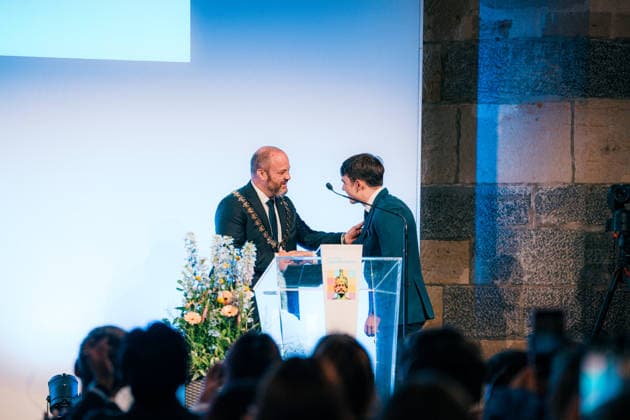 Deutschland, Aachen: Verleihung Jugendkarlspreis im Krönungssaal im Rathaus, Rahmenprogramm Karlspreis 2026 - Auszeichnung an Mario Draghi, Michael Ziemons (CDU), Oberbürgermeister der Stadt Aachen, verleiht den Preis an Platz 3 aus Spanien, das Projekt European Guanxi Copyright: xThiemoxRudolphx