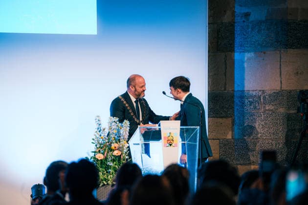 Deutschland, Aachen: Verleihung Jugendkarlspreis im Krönungssaal im Rathaus, Rahmenprogramm Karlspreis 2026 - Auszeichnung an Mario Draghi, Michael Ziemons (CDU), Oberbürgermeister der Stadt Aachen, verleiht den Preis an Platz 3 aus Spanien, das Projekt European Guanxi Copyright: xThiemoxRudolphx