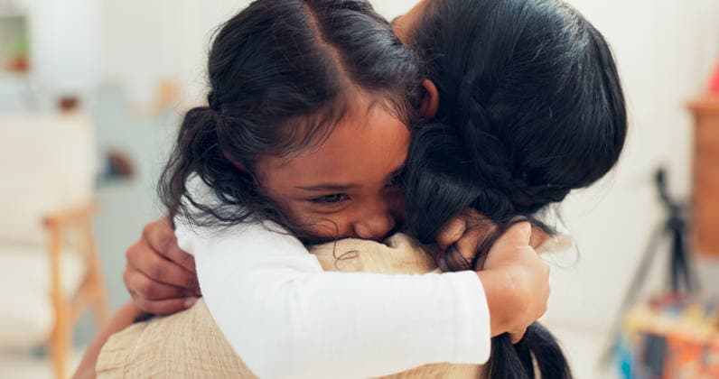Psychologist, child and hug with therapy for mental health in clinic with communication, discussion and happy. Therapist, girl and consultation with embrace, listening and treatment in office. (License=RF) ,model released, Symbolfoto  Copyright: xZoonar.com KasperxRavlox 21957019 ,model released, Symbolfoto ,property released