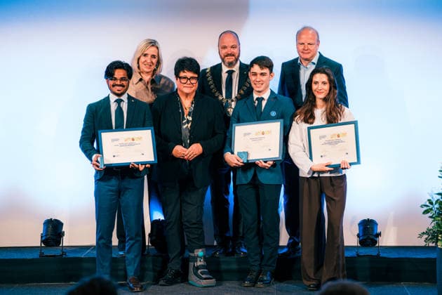 Deutschland, Aachen: Verleihung Jugendkarlspreis im Krönungssaal im Rathaus, Rahmenprogramm Karlspreis 2026 - Auszeichnung an Mario Draghi, Gewinner, Platz 1 Estland, Platz 2 Frankreich, Platz 3 Spanien, Dr. Angela Maas (Karlspreisdirektorium), Dr. Michael Ziemons (Oberbürgermeister Stadt Aachen, CDU), Sabine Verheyen (1. Vizepräsidentin EU-Parlament CDU() Copyright: xThiemoxRudolphx