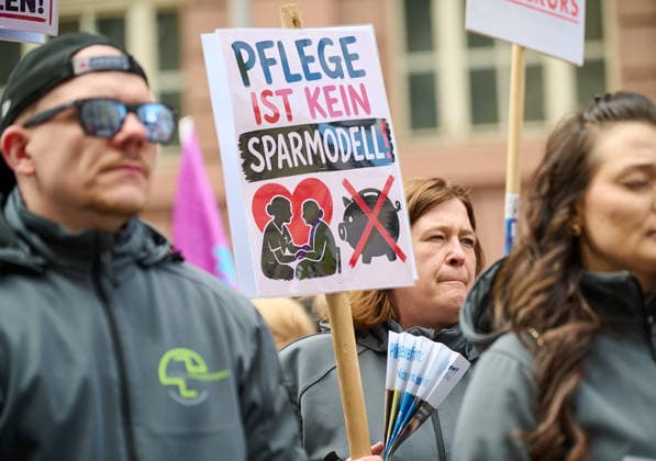 Pflegekraefte draengen am Dienstag (12.05.2026) vor dem Bundesgesundheitsministerium in Berlin auf Umsetzung der Pflegereform. Die Pflege steht bundesweit unter Druck. Die angekuendigte Reform laesst weiter auf sich warten, die Ankuendigung kurzfristiger Sparmassnahmen verunsichert eine ganze Branche. Zum Internationalen Tag der Pflege am 12. Mai machen Pflegekraefte, Verbaende und pflegende Angehoerige auf Einladung der Diakonie in Berlin verbaende- und traegeruebergreifend oeffentlich auf die zugespitzte Lage aufmerksam. EDITORIAL USE ONLY