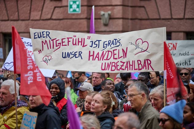 Pflegekraefte draengen am Dienstag (12.05.2026) vor dem Bundesgesundheitsministerium in Berlin auf Umsetzung der Pflegereform. Die Pflege steht bundesweit unter Druck. Die angekuendigte Reform laesst weiter auf sich warten, die Ankuendigung kurzfristiger Sparmassnahmen verunsichert eine ganze Branche. Zum Internationalen Tag der Pflege am 12. Mai machen Pflegekraefte, Verbaende und pflegende Angehoerige auf Einladung der Diakonie in Berlin verbaende- und traegeruebergreifend oeffentlich auf die zugespitzte Lage aufmerksam. EDITORIAL USE ONLY *** Nursing staff push for implementation of care reform on Tuesday 12 05 2026 in front of the Federal Ministry of Health in Berlin Nursing care is under pressure nationwide The announced reform is stil Copyright: epd-bild ChristianxDitsch epd-Tag_der_Pflege9-kopieren