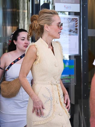 IPA84594809 - Cannes, 79th Cannes Film Festival 2026, arrivi e uscite vip Nella foto: Gillian Anderson esce dal Marriott Hotel  Copyright: xManuelexMangiarottix xPoolxPhotoxEventsx07x 84594809