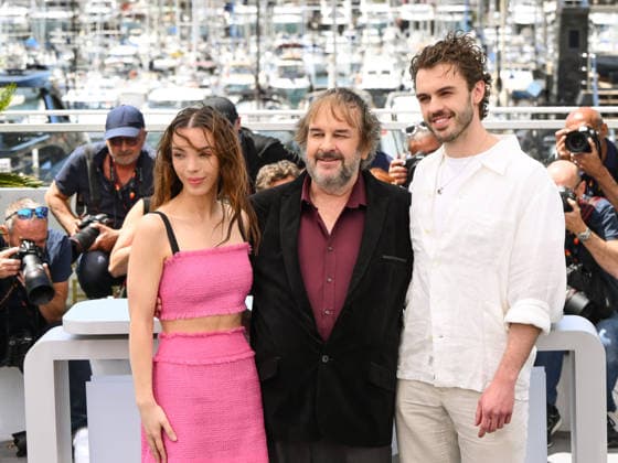 IPA84595770 - Cannes, 79th Cannes Film Festival 2026, Photocall Palma d™oro d™onore a Peter Jackson Nella foto: Peter Jackson con i figli Katie Jackson e Billy Jackson  Copyright: xAlbertoxTerenghix xPoolxPhotoxEventsx07x 84595770