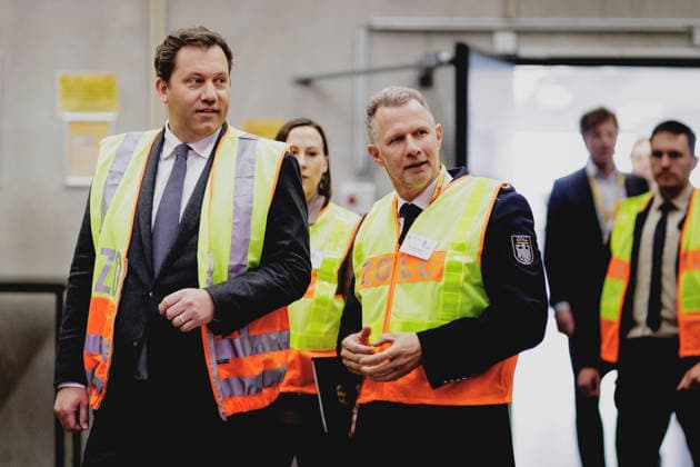 (L-R) Lars Klingbeil, Bundesminister der Finanzen, und Armin Rolfink, Praesident der Generalzolldirektion, aufgenommen im Rahmen eines Besuches der Abfertigung von Luftfrachtsendungen durch den Zoll im DHL Hub in Schkeuditz, 12.05.2026. Fotografiert im Auftrag des Bundesministeriums der Finanzen. Schkeuditz Deutschland *** L R Lars Klingbeil, Federal Minister of Finance, and Armin Rolfink, President of the Directorate General of Customs, during a visit to the customs clearance of air freight shipments at the DHL hub in Schkeuditz, 12 05 2026 Photographed on behalf of the Federal Ministry of Finance Schkeuditz Germany Copyright: xFlorianxGaertner BMFx
