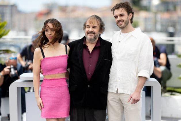 Katie Jackson and Billy Jackson surround their father, Peter Jackson P Jackson during the photocall of the Palme dOr dhonneur during the 79th Cannes Film Festival May 12 23, 2026 at the Palais des Festivals in Cannes, May 12, 2026 Jacovides Moreau Bestimage P Jackson during the photocall of the Palme dOr dhonneur during the 79th Cannes Film Festival May 12 23, 2026 at the Palais des Festivals in Cannes, May 12, 2026 Cannes France  Copyright: xJACOVIDES-MOREAUx xBESTIMAGExJACOVIDES-MOREAUx xBESTIMAGEx
