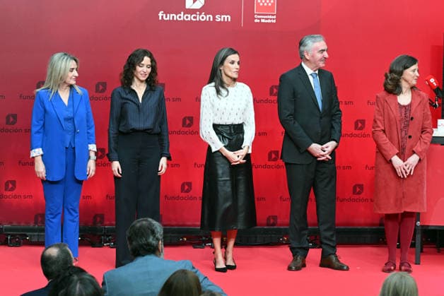 Queen Letizia presents the awards to the winning authors in the 48th edition of the SM Childrens Literature Awards The President of the Community of Madrid, Isabel Díaz Ayuso 2i , Queen Letizia c and José Manuel Cidad, executive president of Editorial SM, during the presentation of the awards to the winning authors in the 48th edition of the SM Childrens Literature Awards El Barco de Vapor and Gran Angular 2026, at the Real Casa de Correos, on May 12, 2026, in Madrid Spain The winners Josan Hatero and Alba Quintas Garciandia will each receive an endowment of 35,000 euros, the largest in the Spanish-speaking world in their categories REINA REALEZA LITERATURA José Madrid Madrid Madrid Spain Copyright: xJosà xOlivax 7518243
