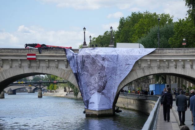Installation immersive et éphémère dune œuvre dart monumentale de lartiste JR La Caverne du Pont Neuf à Paris, FRance, le 12 mai 2026 Anne Sophie Guebey Bestimage Immersive and ephemeral installation of a monumental artwork by the artist JR The Cave of the Pont Neuf in Paris, France, on May 12, 2026 Paris France  Copyright: xAnne-SophiexGuebeyx xBestimagexAnne-SophiexGuebeyx xBestimagex