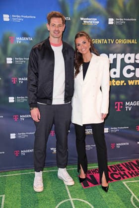 Alexander Alex Schlüter, Laura Wontorra beim Wontorras World Cup - Vater. Tochter. WM Premieren-Screening im Telekom Flagship Store Hamburg-Altstadt in Hamburg am 12.05.2026
