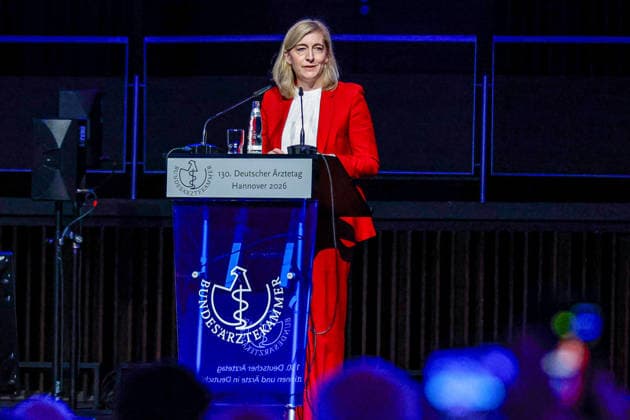 News Bilder des Tages #2 130. Deutscher Ärztetag 2026 Eröffnung des 130. Deutschen Ärztetags 2026 in Hannover; Grußwort Nina Warken, MdB (CDU), Bundesministerin für Gesundheit Hannover HCC, Kuppelsaal Niedersachsen, Region Hannover Germany *** 130 Deutscher Ärztetag 2026 Opening of the 130 Deutscher Ärztetag 2026 in Hanover Greeting Nina Warken, Member of the Bundestag CDU , Federal Minister of Health Hanover HCC, Kuppelsaal Niedersachsen, Region Hannover Germany