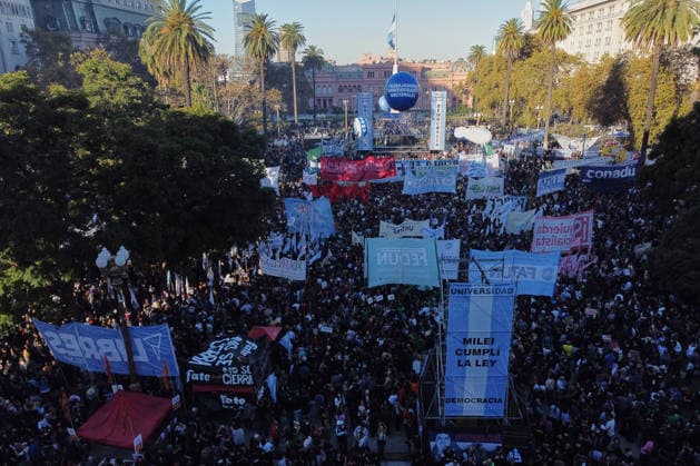 News Bilder des Tages #2 Nationwide march in defense of public university held in Buenos Aires BUENOS AIRES, ARGENTINA - MAY 12: An aerial view of demonstrators carrying banners, flags, and signs demanding higher education funding and salary increases for professors and researchers during a nationwide march toward Plaza de Mayo in Buenos Aires, Argentina, on May 12, 2026. Protesters demand the implementation of the University Funding Law, oppose budget cuts introduced by the government of Argentine President Javier Milei, and advocate for the protection of Argentina’s public university system amid the country’s economic crisis and austerity measures. Luciano Gonzalez Anadolu Buenos Aires Argentina. Editorial use only. Please get in touch for any other usage.  Copyright: x2026xAnadoluxLucianoxGonzalezx
