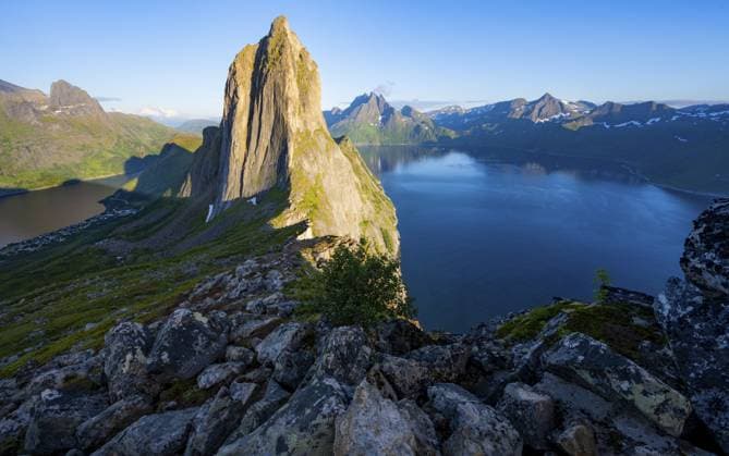Ikonischer Berg Segla mit steil abfallenden Klippen, Berglandschaft am Fjord Medfjorden, im Abendlicht bei Sonnenuntergang, Insel Senja, Troms, Norwegen Iconic mountain Segla with steeply sloping cliffs, mountain landscape at Medfjorden fjord, evening light at sunset, Senja island, Troms, Norway Copyright: imageBROKER MaraxBrandl ibxmab17622476.jpg