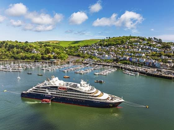 Le Bellot Kreuzfahrtschiff auf dem Fluss Dart von einer Drohne aus, Ponant Explorers, Dartmouth und Kingswear, River Dart, Devon, England, Großbritannien Le Bellot cruising ship on River Dart from a drone, Ponant Explorers, Dartmouth and Kingswear, River Dart, Devon, England, United Kingdom Copyright: imageBROKER MaciejxOlszewski ibxmao17622517.jpg