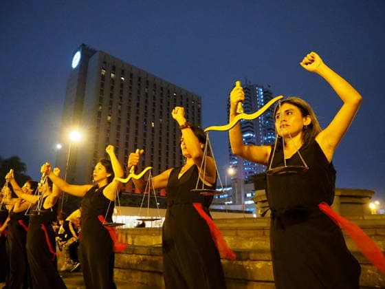 News Bilder des Tages #2 May 12, 2026, Lima, Lima, Peru: Women dressed in black, carrying a scale, and representing justice demonstrating when a group of activists protest in front of the judiciary the serious threat to women s rights posed by recent congressional bills that seek to eliminate in Peru the crime of femicide and also threatens female victims who report violence. Lima Peru - ZUMAg240 20260512_zip_g240_014 Copyright: xCarlosxGarciaxGranthonx