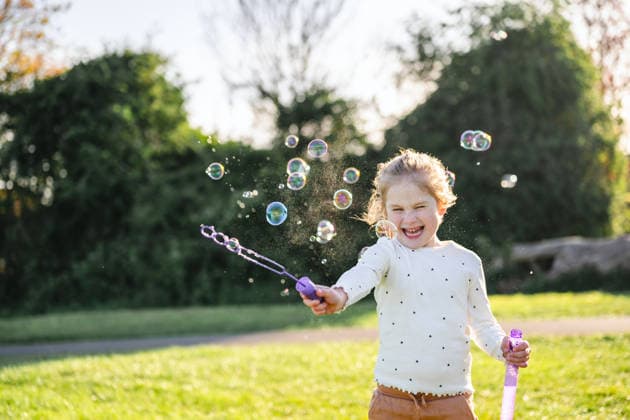Girl playing with bubbles in sunlight outdoors Corby, England, United Kingdom CR_ATMT260510-2013450-01 ,model released, Symbolfoto
