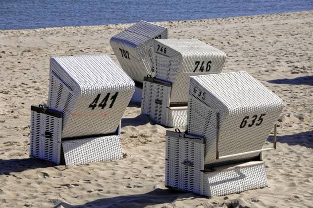 Weiße Strandkörbe mit schwarzen Nummern auf einem sandigen Strandabschnitt, Sylt, nordfriesische Insel, Schleswig Holstein, Deutschland White beach chairs with black numbers on a sandy beach, Sylt, North Frisian island, Schleswig-Holstein, Germany Copyright: imageBROKER EgonxBömsch ibxebo17447205.jpg