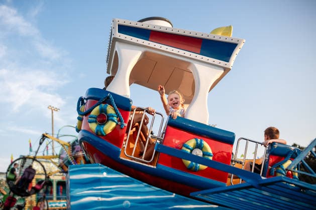 Child waving excitedly on carnival boat ride Anna, Illinois, United States CR_WEKW260510-2015313-01 ,model released, Symbolfoto
