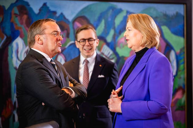 (L-R) Boris Pistorius (SPD), Bundesminister der Verteidigung, Philipp Amthor, Parlamentarischer Staatssekretaer im Bundesministerium fuer Digitales und Staatsmodernisierung, und Baerbel Bas (SPD), Bundesministerin fuer Arbeit und Soziales, aufgenommen im Rahmen einer Kabinettssitzung in Berlin, 13.05.2026. Berlin Deutschland *** L R Boris Pistorius SPD , Federal Minister of Defence, Philipp Amthor, Parliamentary State Secretary at the Federal Ministry for Digital and State Modernization, and Baerbel Bas SPD , Federal Minister of Labour and Social Affairs, pictured during a cabinet meeting in Berlin, 13 05 2026 Berlin Germany Copyright: xJulianexSonntagx