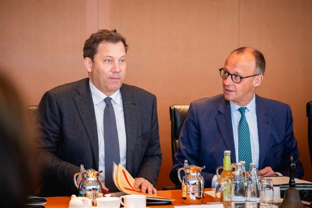 (L-R) Lars Klingbeil, Bundesminister der Finanzen, und Friedrich Merz (CDU), Bundeskanzler, aufgenommen im Rahmen einer Kabinettssitzung in Berlin, 13.05.2026. Berlin Deutschland *** L R Lars Klingbeil, Federal Minister of Finance, and Friedrich Merz CDU , Federal Chancellor, pictured during a cabinet meeting in Berlin, 13 05 2026 Berlin Germany Copyright: xJulianexSonntagx