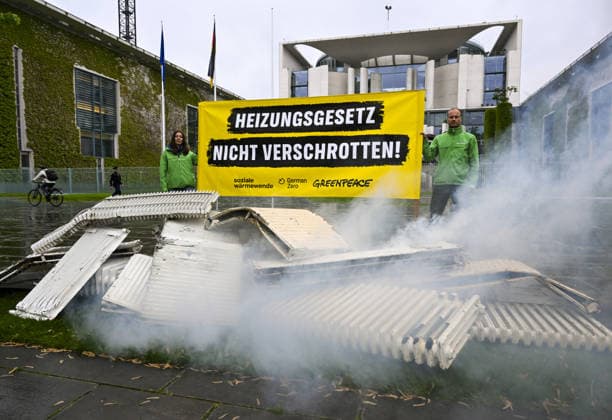 Environmental organizations protest planned energy law amendments in Berlin BERLIN, GERMANY - MAY 13: Activists from the environmental organization Greenpeace and some environmental organizations hold a protest in front of the Chancellery building with a banner reading Don t scrap the Heating Law against the government s planned changes to the energy law in Berlin, Germany on May 13, 2026. Halil Sagirkaya Anadolu Berlin Germany. Editorial use only. Please get in touch for any other usage.  Copyright: x2026xAnadoluxHalilxSagirkayax