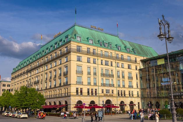 Hotel Adlon Kempinski Berlin Luxushotel am Pariser Platz, Berlin, 10.05.2026 Außenansicht des Hotel Adlon Kempinski am Pariser Platz in Berlin-Mitte nahe dem Brandenburger Tor. Die historisierende Fassade mit grünem Kupferdach und roter Außengastronomie. Rechts die Akademie der Künste. Zahlreiche Besucher beleben den Platz. Berlin-Mitte Berlin Deutschland *** Hotel Adlon Kempinski Berlin Luxury hotel on Pariser Platz, Berlin, 10 05 2026 Exterior view of the Hotel Adlon Kempinski on Pariser Platz in Berlin Mitte near the Brandenburg Gate The historicizing façade with green copper roof and red outdoor gastronomy On the right the Academy of Arts Numerous visitors enliven the square Berlin Mitte Berlin Germany 20260510-286A7064-M4000