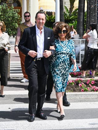 IPA84627557 - Cannes, 79th Cannes Film Festival 2026, giorno 1 - passeggi Vip sulla Croisette - Nella foto: Dame Joan Collins, Percy Gibson  Copyright: xManuelexMangiarottix xPoolxPhotoxEventsx07x 84627557
