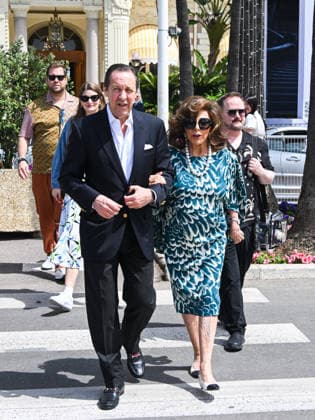 IPA84627565 - Cannes, 79th Cannes Film Festival 2026, giorno 1 - passeggi Vip sulla Croisette - Nella foto: Dame Joan Collins, Percy Gibson  Copyright: xManuelexMangiarottix xPoolxPhotoxEventsx07x 84627565