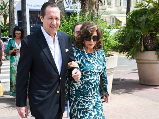 IPA84627575 - Cannes, 79th Cannes Film Festival 2026, giorno 1 - passeggi Vip sulla Croisette - Nella foto: Dame Joan Collins, Percy Gibson  Copyright: xManuelexMangiarottix xPoolxPhotoxEventsx07x 84627575