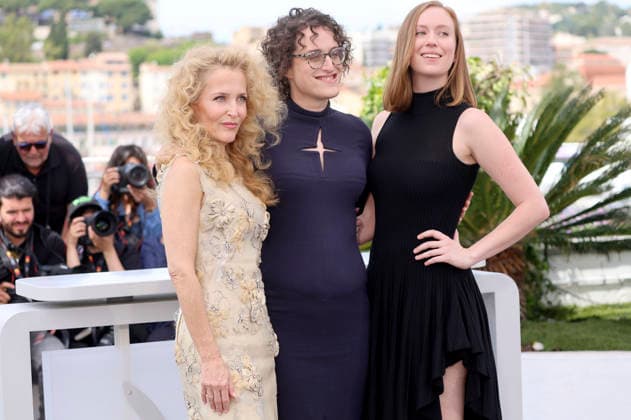 Gillian Anderson, Jane Schoenbrun und Hannah Einbinder beim Photocall zum Kinofilm Teenage Sex and Death at Camp Miasma auf dem Festival de Cannes 2026 79 Internationale Filmfestspiele von Cannes am Palais des Festivals. Cannes, 13.05.2026