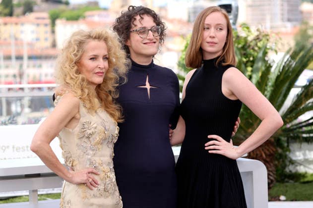 Gillian Anderson, Jane Schoenbrun und Hannah Einbinder beim Photocall zum Kinofilm Teenage Sex and Death at Camp Miasma auf dem Festival de Cannes 2026 79 Internationale Filmfestspiele von Cannes am Palais des Festivals. Cannes, 13.05.2026