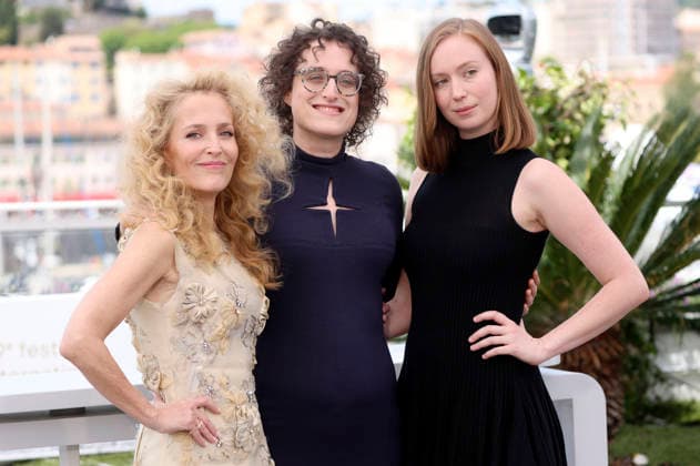 Gillian Anderson, Jane Schoenbrun und Hannah Einbinder beim Photocall zum Kinofilm Teenage Sex and Death at Camp Miasma auf dem Festival de Cannes 2026 79 Internationale Filmfestspiele von Cannes am Palais des Festivals. Cannes, 13.05.2026