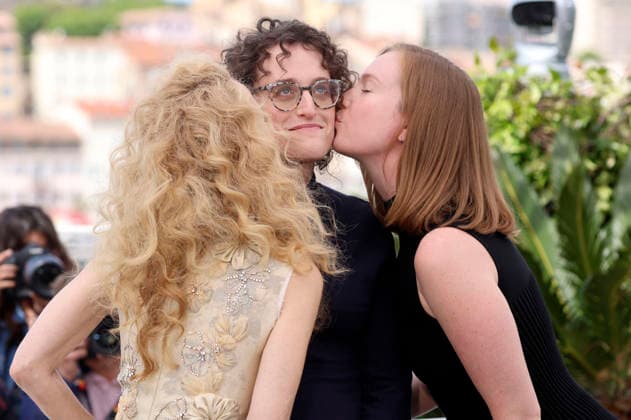 Gillian Anderson, Jane Schoenbrun und Hannah Einbinder beim Photocall zum Kinofilm Teenage Sex and Death at Camp Miasma auf dem Festival de Cannes 2026 79 Internationale Filmfestspiele von Cannes am Palais des Festivals. Cannes, 13.05.2026