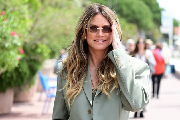 Model and TV presenter Heidi Klum walks her dog along the Croisette during the 79th Cannes Film Festival Romain Doucelin Bestimage  Copyright: xRomainxDoucelinx xBestimagexRomainxDoucelinx xBestimagex