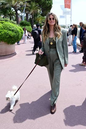 Model and TV presenter Heidi Klum walks her dog along the Croisette during the 79th Cannes Film Festival Romain Doucelin Bestimage  Copyright: xRomainxDoucelinx xBestimagexRomainxDoucelinx xBestimagex