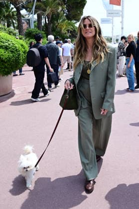 Model and TV presenter Heidi Klum walks her dog along the Croisette during the 79th Cannes Film Festival Romain Doucelin Bestimage  Copyright: xRomainxDoucelinx xBestimagexRomainxDoucelinx xBestimagex