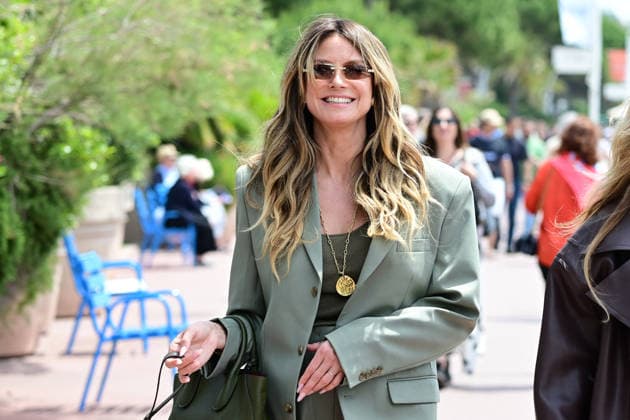 Model and TV presenter Heidi Klum walks her dog along the Croisette during the 79th Cannes Film Festival Romain Doucelin Bestimage  Copyright: xRomainxDoucelinx xBestimagexRomainxDoucelinx xBestimagex
